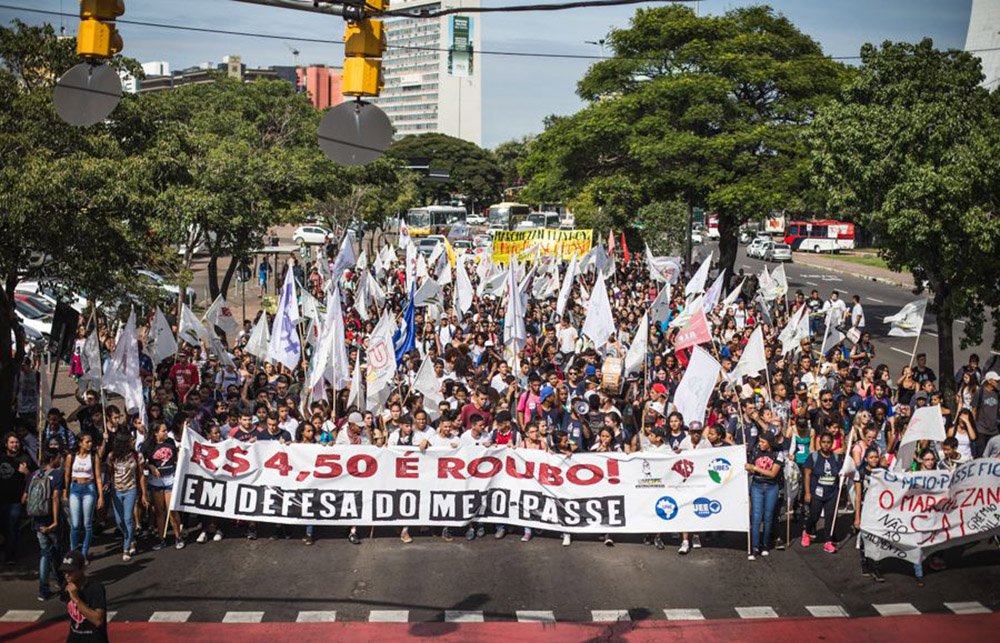 O prefeito Nelson Marchezan Jr. (PSDB) sancionou a lei que prevê multas de até R$ 401.450 para quem “embaraçar ou impedir, por qualquer outro meio, o livre trânsito de pedestres e veículos nos locais públicos”; chamada de lei Antivandalismo, o prefeito a considera “ousada e traz um grande avanço para a cidade”; no entanto, a União Municipal dos Estudantes Secundaristas de Porto Alegre (Umespa) discorda: “Somos contrários ao projeto que multa as manifestações. Hoje, manifestar é um direito da população e dos estudantes, de alguma forma, para intimidar e reprimir os atos, eles vêm com essa ação de multar” (Foto: Voney Malta) O prefeito Nelson Marchezan Jr. (PSDB) sancionou a lei que prevê multas de até R$ 401.450 para quem “embaraçar ou impedir, por qualquer outro meio, o livre trânsito de pedestres e veículos nos locais públicos”; chamada de lei Antivandalismo, o prefeito a considera “ousada e traz um grande avanço para a cidade”; no entanto, a União Municipal dos Estudantes Secundaristas de Porto Alegre (Umespa) discorda: “Somos contrários ao projeto que multa as manifestações. Hoje, manifestar é um direito da população e dos estudantes, de alguma forma, para intimidar e reprimir os atos, eles vêm com essa ação de multar”