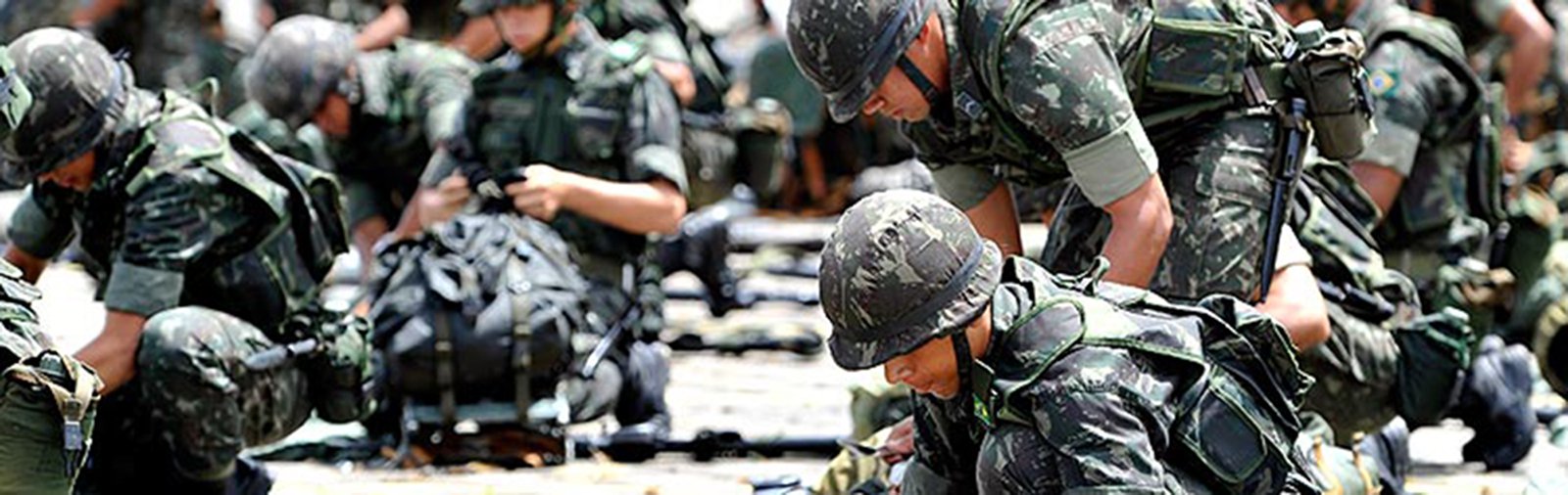 Agora como farsa, mas uma farsa cruel, a história está se repetindo à frente de nossos olhos, com seu cortejo de apodrecidos meios de comunicação, militares ansiosos por dar alguma função a seu treinamento, e justamente contra o povo que os arma e lhes paga, juízes ansiosos para estar do lado vencedor e pessoas comuns, aquelas “de bem”, apoiando o “retorno imediato à ordem” (Foto: Luiz Cláudio Machado dos Santos) Agora como farsa, mas uma farsa cruel, a história está se repetindo à frente de nossos olhos, com seu cortejo de apodrecidos meios de comunicação, militares ansiosos por dar alguma função a seu treinamento, e justamente contra o povo que os arma e lhes paga, juízes ansiosos para estar do lado vencedor e pessoas comuns, aquelas “de bem”, apoiando o “retorno imediato à ordem”