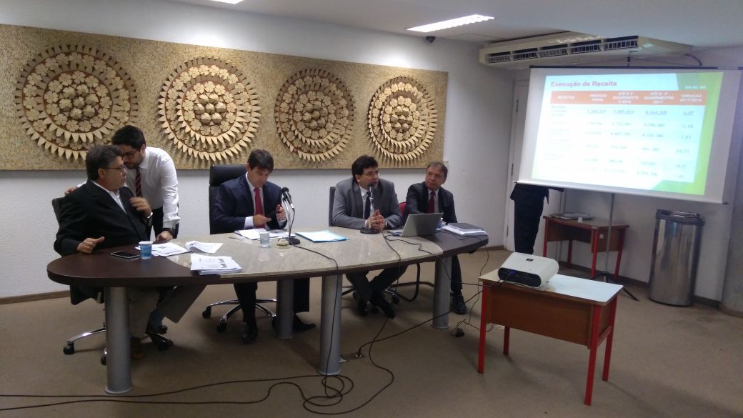 O Piauí fechou 2017 cumprindo todas as obrigações constitucionais; o Estado investiu 12,45% do orçamento com saúde e 26,44% com educação; os dois índices estão acima do limite mínimo estabelecido pela Constituição, que são de 12% e 25%, respectivamente; a preocupação do governo é com o gasto de pessoal, já que o Executivo estadual continua acima do limite prudencial de 46,55%, fechando o ano com 47,74% (Foto: Leonardo Lucena) O Piauí fechou 2017 cumprindo todas as obrigações constitucionais; o Estado investiu 12,45% do orçamento com saúde e 26,44% com educação; os dois índices estão acima do limite mínimo estabelecido pela Constituição, que são de 12% e 25%, respectivamente; a preocupação do governo é com o gasto de pessoal, já que o Executivo estadual continua acima do limite prudencial de 46,55%, fechando o ano com 47,74%