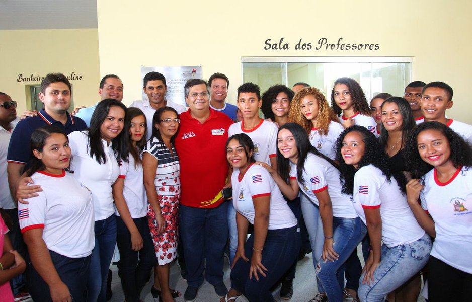 A gestão Flávio Dino (PCdoB), que tem atraído a atenção nacional por tratar a educação como prioridade, atingiu uma nova marca: a inauguração de 12 escolas em apenas 15 dias; entre unidades do Escola Digna espalhadas pelo interior do estado e novos IEMA's, as unidades ofertam desde a educação infantil até o ensino médio e profissional (Foto: Aquiles Lins) A gestão Flávio Dino (PCdoB), que tem atraído a atenção nacional por tratar a educação como prioridade, atingiu uma nova marca: a inauguração de 12 escolas em apenas 15 dias; entre unidades do Escola Digna espalhadas pelo interior do estado e novos IEMA's, as unidades ofertam desde a educação infantil até o ensino médio e profissional