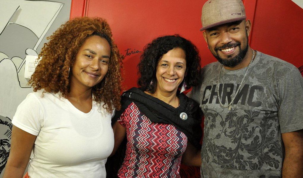 O programa Vozes da Resistência dessa segunda-feira (19) abordou como tema “Marielle Franco, símbolo da luta contra o terror do estado”, com Douglas Belchior, Valdenia Paulino, defensora dos direitos humano, e Katiara Oliveira, membro do coletivo Kilombagem; Valdenia esclarece que a morte da vereadora soma-se a tantas outras, mas com um diferencial de que alguns séculos são necessários para forjar uma liderança social, principalmente num país patriarcal e machista, “toda vez que você tomba uma liderança, você atinge coletivos inteiros”, alerta (Foto: Leonardo Attuch) O programa Vozes da Resistência dessa segunda-feira (19) abordou como tema “Marielle Franco, símbolo da luta contra o terror do estado”, com Douglas Belchior, Valdenia Paulino, defensora dos direitos humano, e Katiara Oliveira, membro do coletivo Kilombagem; Valdenia esclarece que a morte da vereadora soma-se a tantas outras, mas com um diferencial de que alguns séculos são necessários para forjar uma liderança social, principalmente num país patriarcal e machista, “toda vez que você tomba uma liderança, você atinge coletivos inteiros”, alerta