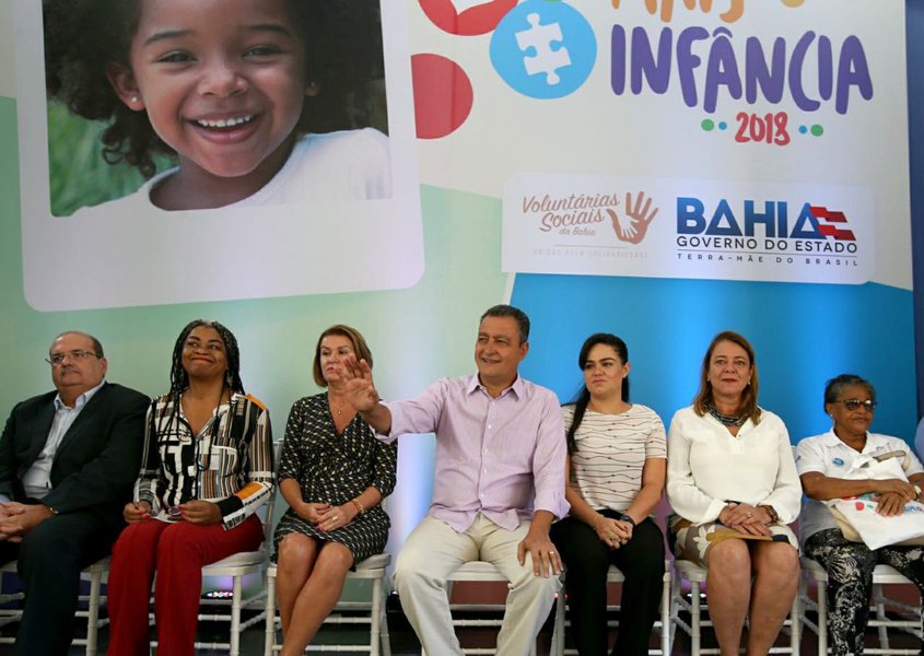 Durante aula inaugural do programa Mais Infância, o governador Rui Costa (PT) parabenizou os educadores “que vieram em uma clara demonstração de humanidade e amor ao próximo, com o intuito de cuidar da infância, momento em que as próximas gerações formam o caráter e as possibilidades de crescimento e desenvolvimento intelectual”; Mais Infância realiza encontros mensais com educadores de creches comunitárias da capital que lidam com crianças de 0 a 5 anos; no ano passado mais de 400 professores participaram da série de qualificações; este ano o número de inscritos superou a marca de 700 (Foto: Voney Malta) Durante aula inaugural do programa Mais Infância, o governador Rui Costa (PT) parabenizou os educadores “que vieram em uma clara demonstração de humanidade e amor ao próximo, com o intuito de cuidar da infância, momento em que as próximas gerações formam o caráter e as possibilidades de crescimento e desenvolvimento intelectual”; Mais Infância realiza encontros mensais com educadores de creches comunitárias da capital que lidam com crianças de 0 a 5 anos; no ano passado mais de 400 professores participaram da série de qualificações; este ano o número de inscritos superou a marca de 700