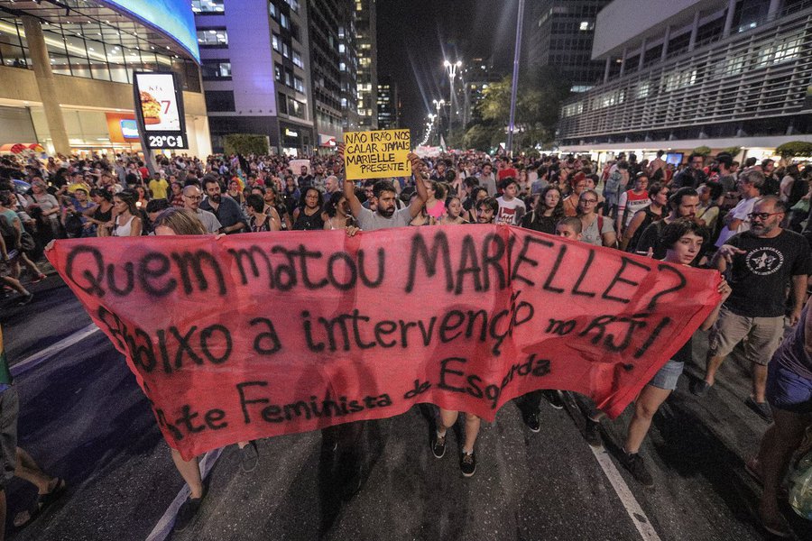 Multiplicaremos a voz da preta e política de esquerda Marielle. Não deixaremos que suas lutas morram com ela. É preciso garantir uma cultura de paz. Que mais mulheres, mais pretas e pretos, falem por elas e eles mesmos nos espaços políticos (Foto: Jandira Feghali) Multiplicaremos a voz da preta e política de esquerda Marielle. Não deixaremos que suas lutas morram com ela. É preciso garantir uma cultura de paz. Que mais mulheres, mais pretas e pretos, falem por elas e eles mesmos nos espaços políticos