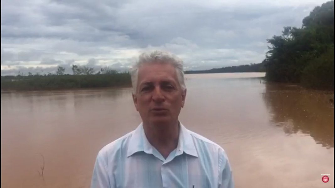 Diferente da Folha de S.Paulo, que deu reportagem de capa neste domingo sobre a transposição sem citar o nome do ex-presidente, autor da obra, o deputado estadual Rogério Correia (PT-MG) faz um vídeo na beira do rio, na divisa entre Minas e Bahia, para nomear o feito (Foto: Gisele Federicce) Diferente da Folha de S.Paulo, que deu reportagem de capa neste domingo sobre a transposição sem citar o nome do ex-presidente, autor da obra, o deputado estadual Rogério Correia (PT-MG) faz um vídeo na beira do rio, na divisa entre Minas e Bahia, para nomear o feito