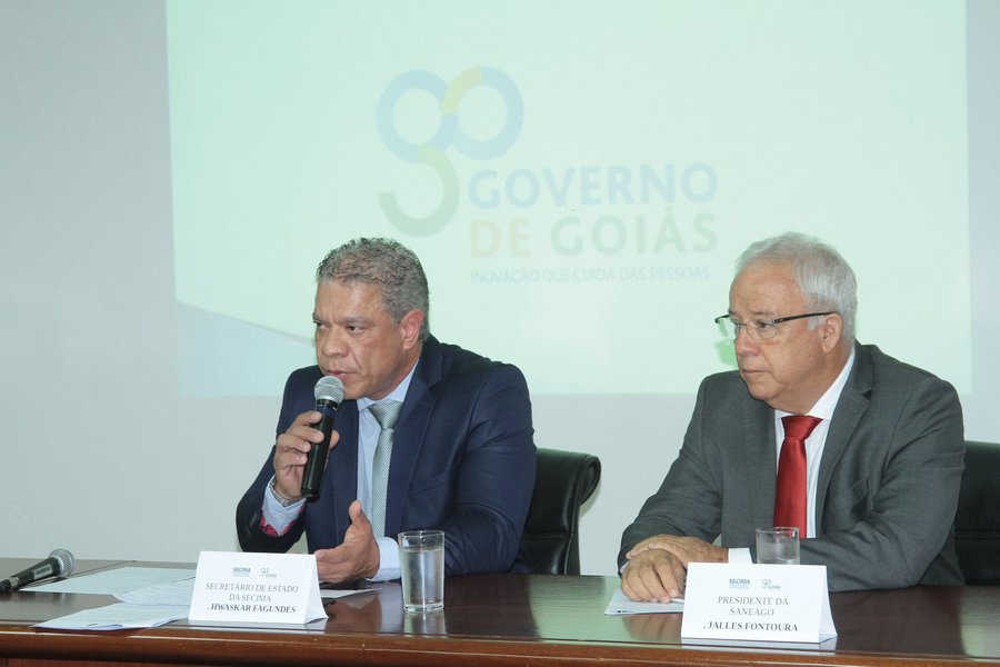 O Governo de Goiás decretou nesta terça-feira, 13, situação de emergência nas Bacias dos Rios Meia Ponte e João Leite pelo período de 290 dias; o secretário Hwaskar Fagundes, da Secima, e o presidente da Saneago Jalles Fontoura apresentaram as medidas que devem ser tomadas e os motivos de antecipar o decreto; “Apesar das fortes chuvas dos últimos dias, as previsões são mesmo de um déficit e isso prejudica a vazão dos rios”, explicou o titular da Secima (Foto: José Barbacena) O Governo de Goiás decretou nesta terça-feira, 13, situação de emergência nas Bacias dos Rios Meia Ponte e João Leite pelo período de 290 dias; o secretário Hwaskar Fagundes, da Secima, e o presidente da Saneago Jalles Fontoura apresentaram as medidas que devem ser tomadas e os motivos de antecipar o decreto; “Apesar das fortes chuvas dos últimos dias, as previsões são mesmo de um déficit e isso prejudica a vazão dos rios”, explicou o titular da Secima