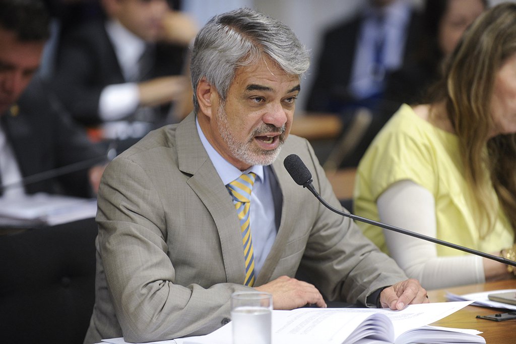 Após fechar as unidades próprias do programa Farmácia Popular, o governo de Michel Temer (MDB), agora propõe mudanças que podem acabar de vez com o programa; criador do programa e ex-ministro da Saúde, o líder da Oposição no Senado, Humberto Costa (PT), criticou as mudanças. “O governo Temer quer acabar, de maneira irresponsável, com um dos programas mais bem sucedidos do Brasil na área da saúde e que vem desde o governo de Lula. O Farmácia Popular foi criado para oferecer para a população medicamentos de graça ou a preço de custo”, afirmou (Foto: Leonardo Lucena) Após fechar as unidades próprias do programa Farmácia Popular, o governo de Michel Temer (MDB), agora propõe mudanças que podem acabar de vez com o programa; criador do programa e ex-ministro da Saúde, o líder da Oposição no Senado, Humberto Costa (PT), criticou as mudanças. “O governo Temer quer acabar, de maneira irresponsável, com um dos programas mais bem sucedidos do Brasil na área da saúde e que vem desde o governo de Lula. O Farmácia Popular foi criado para oferecer para a população medicamentos de graça ou a preço de custo”, afirmou