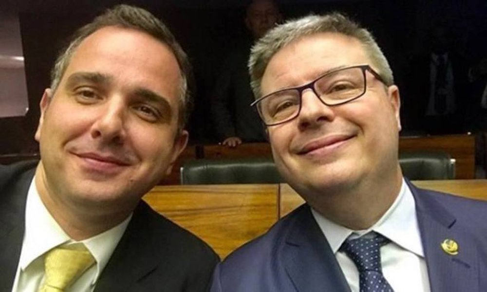 Fragilizados politicamente em Minas, apesar dos esforços do presidenciável Geraldo Alckmin que pressiona o senador Antonio Anastasia para ser candidato ao governo, os tucanos estão sendo sondados para apoiar a candidatura do deputado federal Rodrigo Pacheco; o parlamentar afirma que foi Anastasia quem incentivou a sua candidatura; “Ele afirmou a mim categoricamente que não será o candidato ao governo e espero muito ter o apoio do ex-governador à nossa candidatura”, disse Pacheco (Foto: Voney Malta) Fragilizados politicamente em Minas, apesar dos esforços do presidenciável Geraldo Alckmin que pressiona o senador Antonio Anastasia para ser candidato ao governo, os tucanos estão sendo sondados para apoiar a candidatura do deputado federal Rodrigo Pacheco; o parlamentar afirma que foi Anastasia quem incentivou a sua candidatura; “Ele afirmou a mim categoricamente que não será o candidato ao governo e espero muito ter o apoio do ex-governador à nossa candidatura”, disse Pacheco