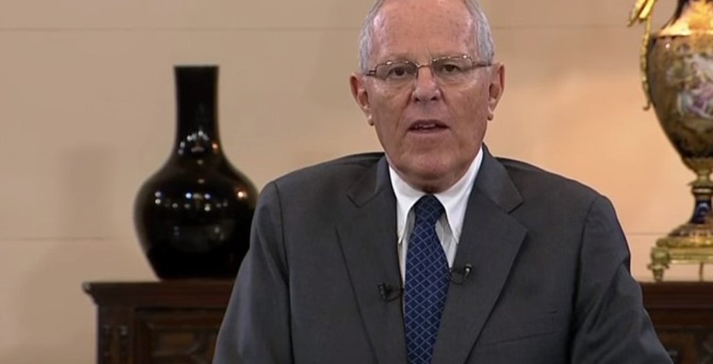 O Congresso do Peru aprovou um segundo pedido de impeachment contra o presidente Pedro Pablo Kuczynski. Ao contrário do que ocorreu em dezembro de 2017, desta vez o líder peruano não terá como escapar do processo pelo seu afastamento antecipado do poder devido às denúncias do recebimento de propinas da empresa Odebrecht; o professor de Relações Internacionais da Universidade Federal Fluminense (UFF) e especialista em políticas latino-americanas, Eduardo Heleno dos Santos, Kuczynski ressaltou que o Parlamento se voltou contra o presidente, com o predomínio dos votos dos integrantes dos partidos de esquerda
(Foto: Leonardo Lucena)
O Congresso do Peru aprovou um segundo pedido de impeachment contra o presidente Pedro Pablo Kuczynski. Ao contrário do que ocorreu em dezembro de 2017, desta vez o líder peruano não terá como escapar do processo pelo seu afastamento antecipado do poder devido às denúncias do recebimento de propinas da empresa Odebrecht; o professor de Relações Internacionais da Universidade Federal Fluminense (UFF) e especialista em políticas latino-americanas, Eduardo Heleno dos Santos, Kuczynski ressaltou que o Parlamento se voltou contra o presidente, com o predomínio dos votos dos integrantes dos partidos de esquerda