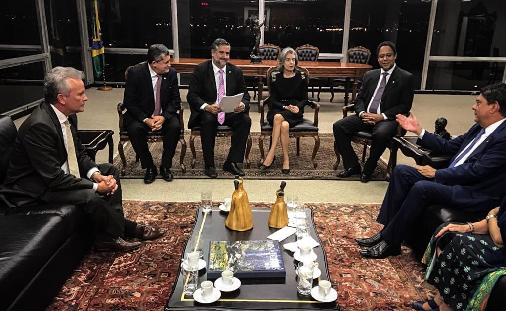 Segundo o líder do PT, deputado Paulo Pimenta (PT-RS), a presidente do STF, ministra Cármen Lúcia, informou "de forma cristalina" que, se o ministro Edson Fachin levar a questão à mesa, imediatamente será pautada, pois cabe a ele tomar tal decisão; a afirmação foi feita nesta quarta durante reunião com parlamentares, que foram ao Supremo pedir que o assunto fosse pautado em plenário (Foto: Gisele Federicce) Segundo o líder do PT, deputado Paulo Pimenta (PT-RS), a presidente do STF, ministra Cármen Lúcia, informou "de forma cristalina" que, se o ministro Edson Fachin levar a questão à mesa, imediatamente será pautada, pois cabe a ele tomar tal decisão; a afirmação foi feita nesta quarta durante reunião com parlamentares, que foram ao Supremo pedir que o assunto fosse pautado em plenário
