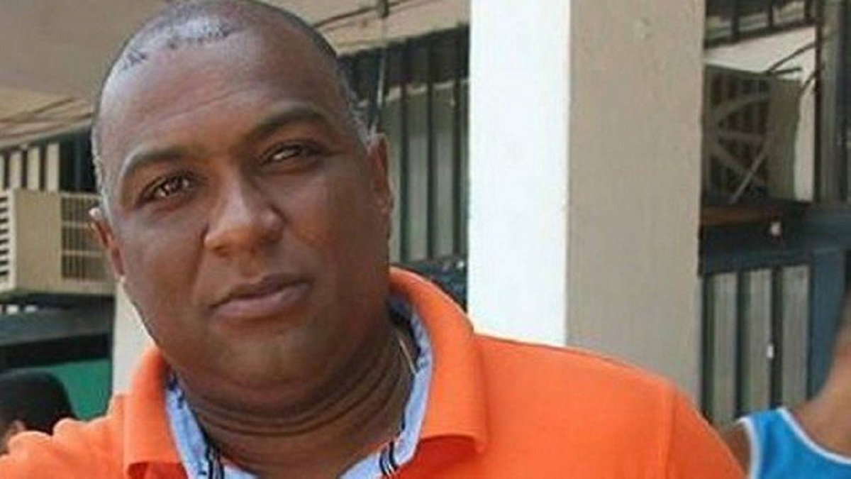 O secretário municipal de Defesa Civil e Ordem Urbana de Belford Roxo, Marcos Wander Silva de Oliveira, foi morto na noite de ontem (29), no município da Baixada Fluminense. O secretário estava em seu carro, no bairro de Heliópolis, quando foi abordado por criminosos armados. Policiais do Batalhão de Belford Roxo (39º BPM) chegaram a levar o secretário para o Hospital da Posse, em Nova Iguaçu, mas ele já chegou morto ao local (Foto: Fatima 247) O secretário municipal de Defesa Civil e Ordem Urbana de Belford Roxo, Marcos Wander Silva de Oliveira, foi morto na noite de ontem (29), no município da Baixada Fluminense. O secretário estava em seu carro, no bairro de Heliópolis, quando foi abordado por criminosos armados. Policiais do Batalhão de Belford Roxo (39º BPM) chegaram a levar o secretário para o Hospital da Posse, em Nova Iguaçu, mas ele já chegou morto ao local