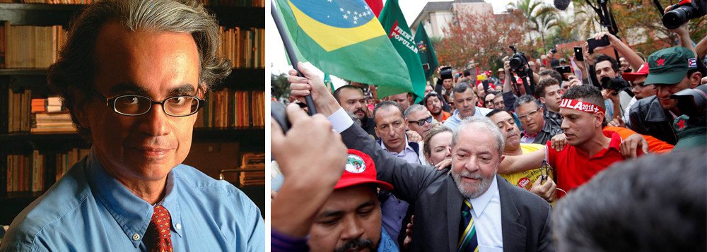 Presidente do Instituto Vox Populi, Marcos Coimbra comenta os números da última pesquisa, feita em fevereiro, que aponta que a maioria da população reprova a guerra judicial movida contra Lula e que boa parcela acredita que o Judiciário não provou nada contra o ex-presidente no processo do triplex; "Engraçado é que existe quem, no Supremo Tribunal Federal, se diga 'afinado com as ruas' e, por isso, deseje avançar na caçada contra Lula. Se querem mesmo 'afinar-se' com elas, que ouçam o que diz a maioria da sociedade, pois sua voz é clara. A menos que pretendam somente estar alinhados com a Rua Jardim Botânico, no Rio de Janeiro", provoca, em sua coluna na Carta Capital (Foto: Gisele Federicce) Presidente do Instituto Vox Populi, Marcos Coimbra comenta os números da última pesquisa, feita em fevereiro, que aponta que a maioria da população reprova a guerra judicial movida contra Lula e que boa parcela acredita que o Judiciário não provou nada contra o ex-presidente no processo do triplex; "Engraçado é que existe quem, no Supremo Tribunal Federal, se diga 'afinado com as ruas' e, por isso, deseje avançar na caçada contra Lula. Se querem mesmo 'afinar-se' com elas, que ouçam o que diz a maioria da sociedade, pois sua voz é clara. A menos que pretendam somente estar alinhados com a Rua Jardim Botânico, no Rio de Janeiro", provoca, em sua coluna na Carta Capital