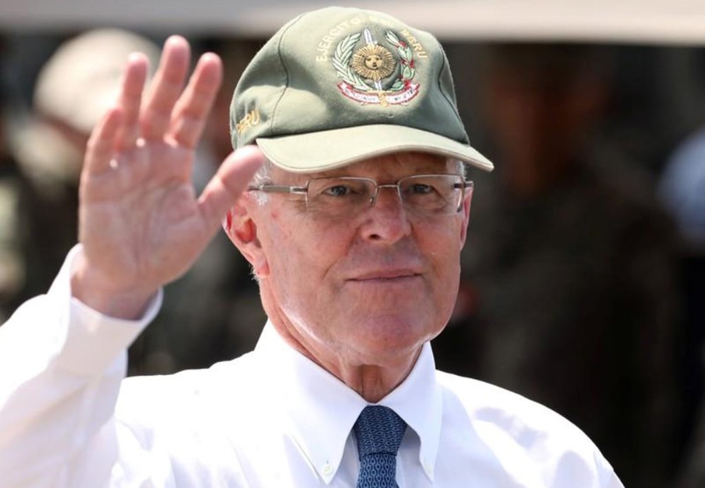 O maior partido de oposição do Peru divulgou gravações de áudio e vídeo nas quais apoiadores do presidente Pedro Pablo Kuczynski parecem oferecer projetos de obras públicas a parlamentares em troca de ajuda para derrotar um pedido de impeachment; o o porta-voz do partido de direita Força Popular disse que trechos de gravações clandestinas de parlamentares e uma autoridade do governo exibidas a jornalistas provam que Kuczynski estava tentando “comprar” votos (Foto: Leonardo Lucena) O maior partido de oposição do Peru divulgou gravações de áudio e vídeo nas quais apoiadores do presidente Pedro Pablo Kuczynski parecem oferecer projetos de obras públicas a parlamentares em troca de ajuda para derrotar um pedido de impeachment; o o porta-voz do partido de direita Força Popular disse que trechos de gravações clandestinas de parlamentares e uma autoridade do governo exibidas a jornalistas provam que Kuczynski estava tentando “comprar” votos