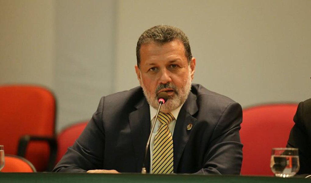 Em entrevista ao portal jurídico Conjur, o advogado Charles Dias diz que o "o MP é o grande carrasco da advocacia"; mas isso não diminui a participação da magistratura na violação das prerrogativas da classe, que estão definidas no Estatuto da Ordem; para Dias, o Judiciário "se enclausurou" e perdeu contato com o mundo real; por isso deixam de atender advogados, fazem greve por penduricalhos, pedem aumento para ir a Miami comprar terno, afirma (Foto: Aquiles Lins) Em entrevista ao portal jurídico Conjur, o advogado Charles Dias diz que o "o MP é o grande carrasco da advocacia"; mas isso não diminui a participação da magistratura na violação das prerrogativas da classe, que estão definidas no Estatuto da Ordem; para Dias, o Judiciário "se enclausurou" e perdeu contato com o mundo real; por isso deixam de atender advogados, fazem greve por penduricalhos, pedem aumento para ir a Miami comprar terno, afirma