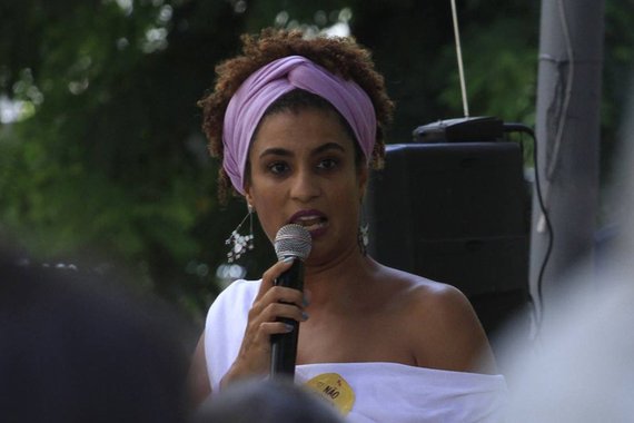 A morte encomendada de Marielle expõe as vísceras do Estado podre, a partir do Rio de Janeiro, acústica política e social do Brasil doente, do Brasil das milícias, do crime organizado incrustado no aparelho estatal (Foto: Luiz Caetano) A morte encomendada de Marielle expõe as vísceras do Estado podre, a partir do Rio de Janeiro, acústica política e social do Brasil doente, do Brasil das milícias, do crime organizado incrustado no aparelho estatal