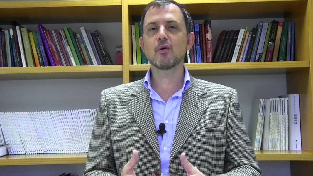 O economista Nelson Marconi, um dos principais formuladores do programa do presidenciável Ciro Gomes (PDT), defende que o dólar entre R$ 3,80 e R$ 4 estaria no patamar necessário para a indústria nacional ter uma margem de lucro semelhante à do exterior e impulsionar o crescimento do país; segundo Marconi, "é preciso respeitar a eficiência do mercado", mas destaca a necessidade de uma reforma tributária "que acelere a distribuição de renda" (Foto: Aquiles Lins) O economista Nelson Marconi, um dos principais formuladores do programa do presidenciável Ciro Gomes (PDT), defende que o dólar entre R$ 3,80 e R$ 4 estaria no patamar necessário para a indústria nacional ter uma margem de lucro semelhante à do exterior e impulsionar o crescimento do país; segundo Marconi, "é preciso respeitar a eficiência do mercado", mas destaca a necessidade de uma reforma tributária "que acelere a distribuição de renda"