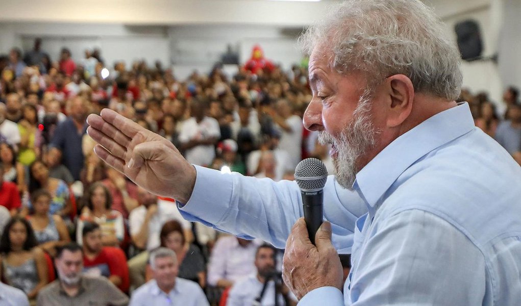 "Ao fazer profissão de fé nas instituições, Lula deixa escapar uma grande oportunidade de botar o dedo na ferida, denunciando ao Brasil e ao mundo que o pacto republicano e democrático produzido que resultou da Constituição de 1988 virou pó", avalia o jornalista e colunista do 247 Bepe Damasco; "Vejo como um grave equívoco, não só de Lula, mas de quadros importantes do PT, a insistência em apontar 'setores do Judiciário, do MP e da PF' como os vilões da democracia. Basta de ilusões. Os que honram a toga e suas funções públicas nessas instituições são pontos fora da curva, exceções que só confirmam a regra, que é a adesão em bloco de suas excelências à perseguição ao maior líder popular do país e ao seu partido", diz ele (Foto: Bepe Damasco) "Ao fazer profissão de fé nas instituições, Lula deixa escapar uma grande oportunidade de botar o dedo na ferida, denunciando ao Brasil e ao mundo que o pacto republicano e democrático produzido que resultou da Constituição de 1988 virou pó", avalia o jornalista e colunista do 247 Bepe Damasco; "Vejo como um grave equívoco, não só de Lula, mas de quadros importantes do PT, a insistência em apontar 'setores do Judiciário, do MP e da PF' como os vilões da democracia. Basta de ilusões. Os que honram a toga e suas funções públicas nessas instituições são pontos fora da curva, exceções que só confirmam a regra, que é a adesão em bloco de suas excelências à perseguição ao maior líder popular do país e ao seu partido", diz ele