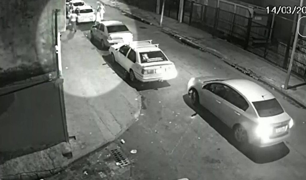 Um dos carros suspeitos de terem sido utilizados no assassinato da socióloga e vereadora Marielle Franco (PSOL-RJ) foi apreendido pela Polícia da cidade de Ubá, em Minas Gerais, entre o final da noite deste sábado (17) e a madrugada deste domingo (18); delegado Alexandrino Rosa de Souza informou que uma denúncia anônima feita à Polícia Civil do Rio de Janeiro indicou a localização do veículo na cidade da Zona da Mata. Uma equipe da perícia do Rio está a caminho do local (Foto: Aquiles Lins) Um dos carros suspeitos de terem sido utilizados no assassinato da socióloga e vereadora Marielle Franco (PSOL-RJ) foi apreendido pela Polícia da cidade de Ubá, em Minas Gerais, entre o final da noite deste sábado (17) e a madrugada deste domingo (18); delegado Alexandrino Rosa de Souza informou que uma denúncia anônima feita à Polícia Civil do Rio de Janeiro indicou a localização do veículo na cidade da Zona da Mata. Uma equipe da perícia do Rio está a caminho do local