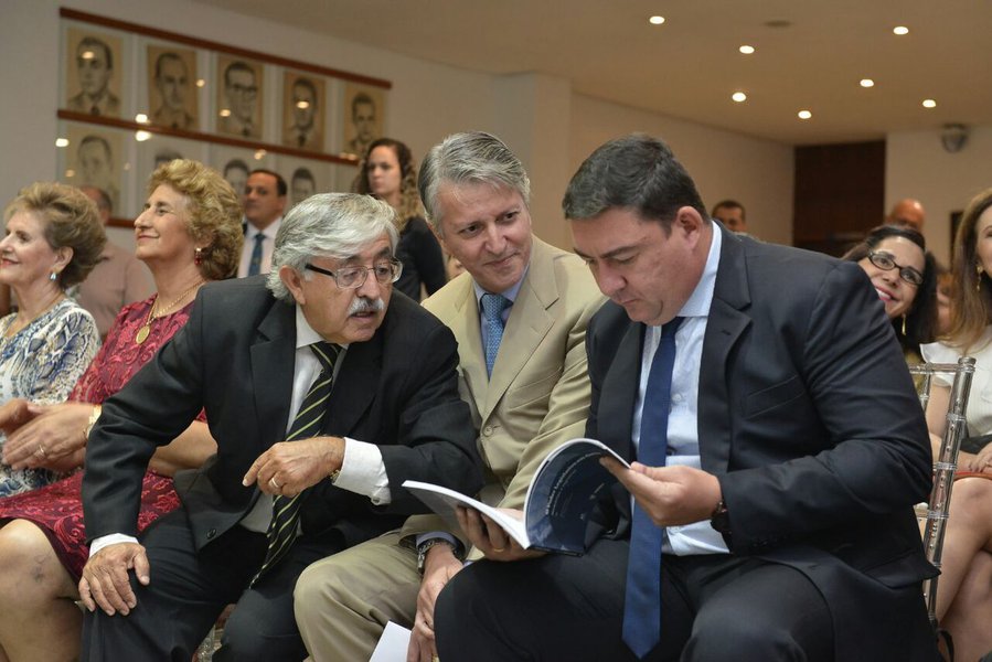 O presidente da Assembleia Legislativa, José Vitti (PSDB) lançou no início da noite desta quinta-feira, 8, o livro “O Poder Legislativo em Goiás: memorias e Registros"; a obra é de autoria dos professores doutores Denise Paiva Ferreira e Francisco Itami Campos; O livro, fruto de parceria entre o Parlamento e a Universidade Federal de Goiás, busca preservar a memória do Legislativo durante o período republicano, com um capítulo especial sobre a história das deputadas estaduais na Casa do Povo (Foto: José Barbacena) O presidente da Assembleia Legislativa, José Vitti (PSDB) lançou no início da noite desta quinta-feira, 8, o livro “O Poder Legislativo em Goiás: memorias e Registros"; a obra é de autoria dos professores doutores Denise Paiva Ferreira e Francisco Itami Campos; O livro, fruto de parceria entre o Parlamento e a Universidade Federal de Goiás, busca preservar a memória do Legislativo durante o período republicano, com um capítulo especial sobre a história das deputadas estaduais na Casa do Povo