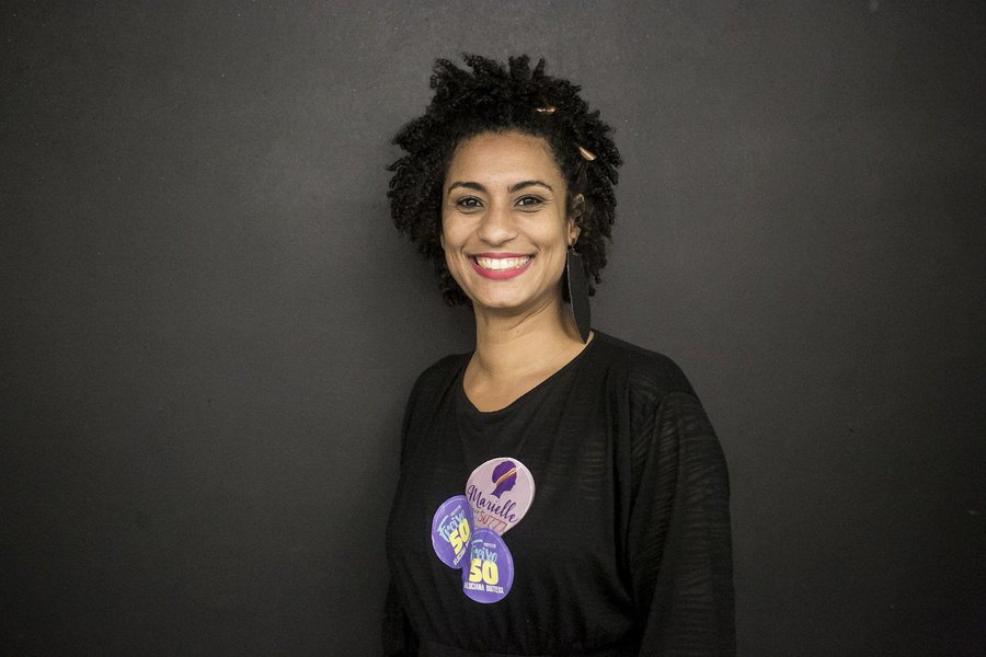 Está marcado para hoje (15), a partir das 17h, na Praça da Gentilândia, no Benfica, uma vigília em protesto contra o bárbaro assassinato da vereadora carioca Marielle Franco (PSOL). O ato está sendo organizado pelo PSOL, convocando ativistas, entidades democráticas, movimentos sociais e partidos políticos, para a vigília. Marielle Franco foi executada a tiros, na noite de ontem, no Rio de Janeiro. Além da vereadora, o motorista do veículo, Anderson Pedro Gomes, também foi morto no atentado (Foto: Fatima 247) Está marcado para hoje (15), a partir das 17h, na Praça da Gentilândia, no Benfica, uma vigília em protesto contra o bárbaro assassinato da vereadora carioca Marielle Franco (PSOL). O ato está sendo organizado pelo PSOL, convocando ativistas, entidades democráticas, movimentos sociais e partidos políticos, para a vigília. Marielle Franco foi executada a tiros, na noite de ontem, no Rio de Janeiro. Além da vereadora, o motorista do veículo, Anderson Pedro Gomes, também foi morto no atentado