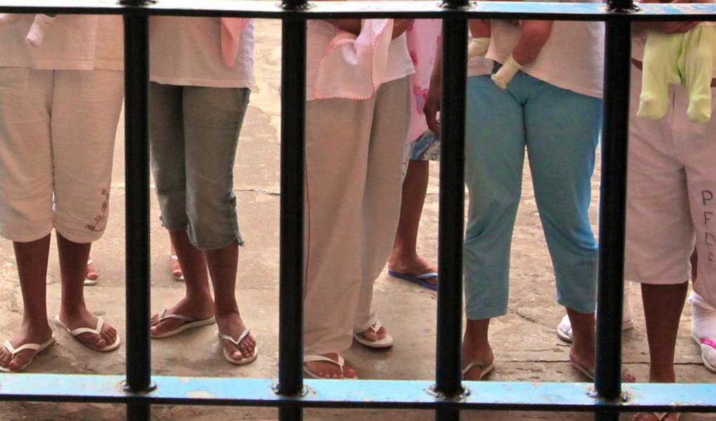 A população feminina nos presídios brasileiros aumentou quase 700% em 16 anos, segundo dados de 2016 do Departamento Penitenciário Nacional (Depen), ligado ao Ministério da Justiça; uu seja, 44.721 mulheres presas no país; além da questão ligada ao gênero, o encarceramento feminino também é fortemente influenciado pelo racismo e classe social; "Duas em cada três mulheres presas no Brasil são negras", lembra Maria Clara, advogada do Instituto Terra, Trabalho e Cidadania (ITTC) (Foto: Aquiles Lins) A população feminina nos presídios brasileiros aumentou quase 700% em 16 anos, segundo dados de 2016 do Departamento Penitenciário Nacional (Depen), ligado ao Ministério da Justiça; uu seja, 44.721 mulheres presas no país; além da questão ligada ao gênero, o encarceramento feminino também é fortemente influenciado pelo racismo e classe social; "Duas em cada três mulheres presas no Brasil são negras", lembra Maria Clara, advogada do Instituto Terra, Trabalho e Cidadania (ITTC)
