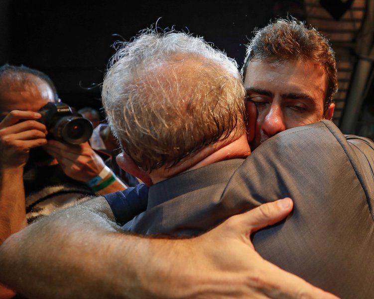 Abraços significam muito, sobretudo em tempos de avanço do fascismo e da intolerância; Lula e Marcelo Freixo, que nunca haviam subido no mesmo palanque, consolidaram esse sentimento ontem em uma noite no Circo Voador; os dois deram um exemplo ao país e aos segmentos de esquerda como um todo; o abraço de Lula e Freixo é histórico e uma imagem com potencial de mobilizar, a partir do Rio de Janeiro, uma concertação nacional de retorno ao estado democrático de direito (Foto: Gustavo Conde) Abraços significam muito, sobretudo em tempos de avanço do fascismo e da intolerância; Lula e Marcelo Freixo, que nunca haviam subido no mesmo palanque, consolidaram esse sentimento ontem em uma noite no Circo Voador; os dois deram um exemplo ao país e aos segmentos de esquerda como um todo; o abraço de Lula e Freixo é histórico e uma imagem com potencial de mobilizar, a partir do Rio de Janeiro, uma concertação nacional de retorno ao estado democrático de direito