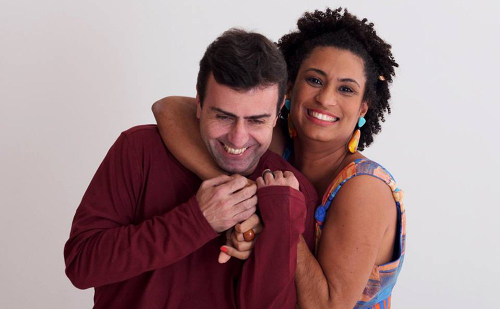 Deputado estadual Marcelo Freixo (PSOL-RJ) escreve homenagem comovente à vereadora Marielle Franco, brutalmente assassinada no Rio de Janeiro; "Como foi difícil e bonito ver seu nome nos cartazes e vozes de tantos jovens nas ruas do Rio. Nas mesmas ruas que andamos juntos, hoje vi uma multidão chorar e transformar você num símbolo de tudo que você foi. Foi não! É", escreveu Freixo; "Nenhum covarde vai te calar. Seu sorriso, seu abraço e teu amor vou carregar para sempre. Muito obrigado por tudo" (Foto: Aquiles Lins) Deputado estadual Marcelo Freixo (PSOL-RJ) escreve homenagem comovente à vereadora Marielle Franco, brutalmente assassinada no Rio de Janeiro; "Como foi difícil e bonito ver seu nome nos cartazes e vozes de tantos jovens nas ruas do Rio. Nas mesmas ruas que andamos juntos, hoje vi uma multidão chorar e transformar você num símbolo de tudo que você foi. Foi não! É", escreveu Freixo; "Nenhum covarde vai te calar. Seu sorriso, seu abraço e teu amor vou carregar para sempre. Muito obrigado por tudo"