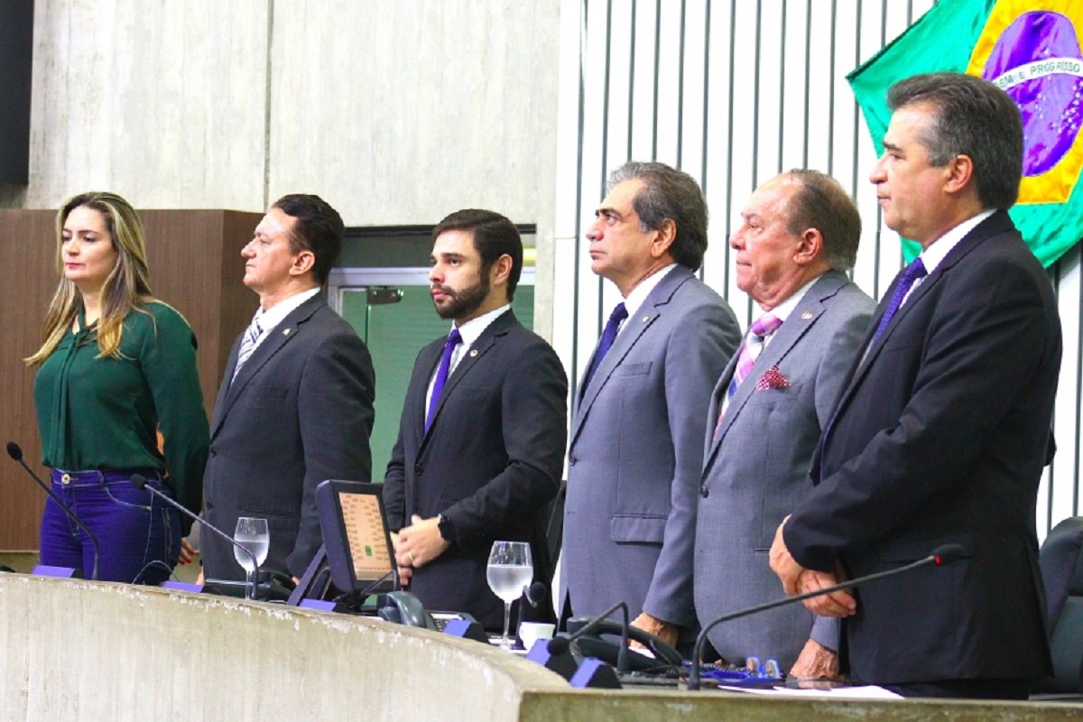 A Assembleia Legislativa suspendeu a sessão ordinária desta terça-feira (13) em função da morte do ex-deputado Jeová Costa Lima, ocorrido na tarde desta segunda-feira (12). O levantamento da sessão foi proposto pelo presidente da Casa, deputado Zezinho Albuquerque (PDT), que pediu minuto de silêncio em homenagem póstuma. Jeová Costa Lima, de 93 anos, foi deputado estadual por seis mandatos (Foto: Fatima 247) A Assembleia Legislativa suspendeu a sessão ordinária desta terça-feira (13) em função da morte do ex-deputado Jeová Costa Lima, ocorrido na tarde desta segunda-feira (12). O levantamento da sessão foi proposto pelo presidente da Casa, deputado Zezinho Albuquerque (PDT), que pediu minuto de silêncio em homenagem póstuma. Jeová Costa Lima, de 93 anos, foi deputado estadual por seis mandatos