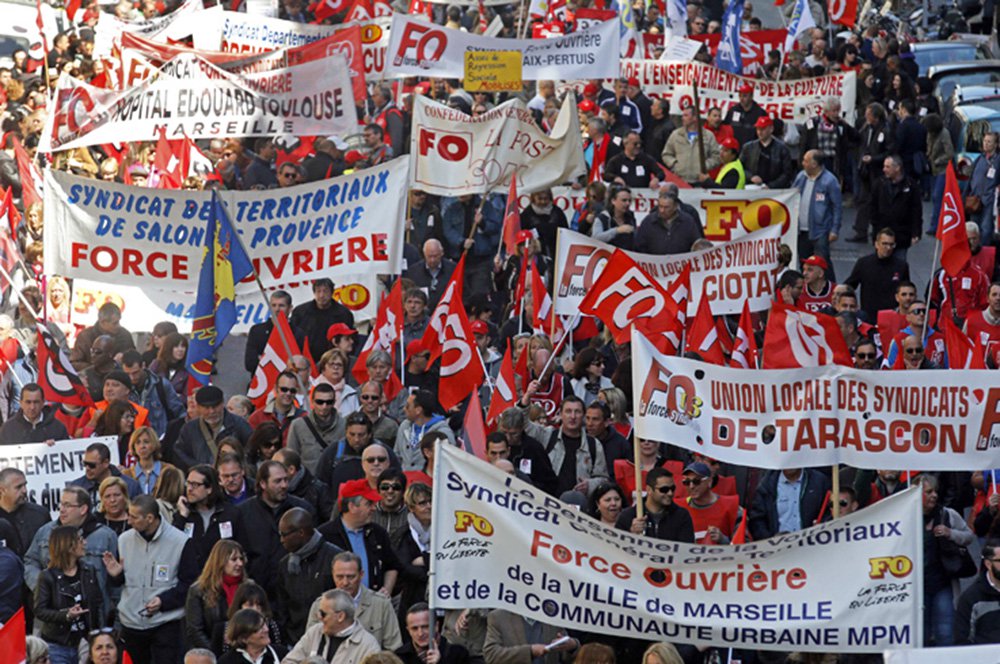Jornada de greve e manifestações convocada para hoje (22) na França por vários sindicatos de funcionários do governo e da companhia ferroviária estatal impactou os transportes e parte dos serviços público; esta é a segunda jornada de greve e mobilizações que o presidente francês, Emmanuel Macron, enfrenta; dia de mobilização, que segundo uma pesquisa do instituto Odoxa é considerado justo para 55% dos franceses; governo, por sua vez, já disse que não tem intenção de voltar atrás em suas reformas (Foto: Paulo Emílio) Jornada de greve e manifestações convocada para hoje (22) na França por vários sindicatos de funcionários do governo e da companhia ferroviária estatal impactou os transportes e parte dos serviços público; esta é a segunda jornada de greve e mobilizações que o presidente francês, Emmanuel Macron, enfrenta; dia de mobilização, que segundo uma pesquisa do instituto Odoxa é considerado justo para 55% dos franceses; governo, por sua vez, já disse que não tem intenção de voltar atrás em suas reformas