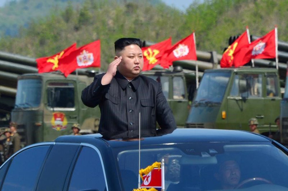 Líder norte-coreano, Kim Jong Un, inspeciona artilharia antes de exercício militar 25/04/2017 KCNA/via REUTERS (Foto: Paulo Emílio) Líder norte-coreano, Kim Jong Un, inspeciona artilharia antes de exercício militar 25/04/2017 KCNA/via REUTERS