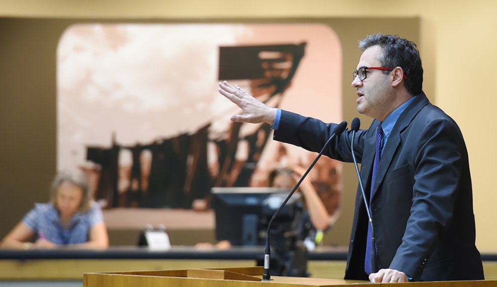 O PSOL apresentou, durante evento na Câmara de Vereadores de Porto Alegre, a pré-candidatura de Roberto Robaina ao governo do Estado; “Nós queremos mostrar ao povo que existe uma alternativa. Vamos construir um programa de governo com os movimentos sociais, com as comunidades, com o protagonismo das mulheres, dos negros e negras e da população LGBT”, disse Robaina; ele apontou dois eixos programáticos fundamentais para sua pré-candidatura: política econômica e segurança pública; encontro também serviu para o PSOL homenagear a vereadora do Rio, Marielle Franco, brutalmente executada (Foto: Voney Malta) O PSOL apresentou, durante evento na Câmara de Vereadores de Porto Alegre, a pré-candidatura de Roberto Robaina ao governo do Estado; “Nós queremos mostrar ao povo que existe uma alternativa. Vamos construir um programa de governo com os movimentos sociais, com as comunidades, com o protagonismo das mulheres, dos negros e negras e da população LGBT”, disse Robaina; ele apontou dois eixos programáticos fundamentais para sua pré-candidatura: política econômica e segurança pública; encontro também serviu para o PSOL homenagear a vereadora do Rio, Marielle Franco, brutalmente executada