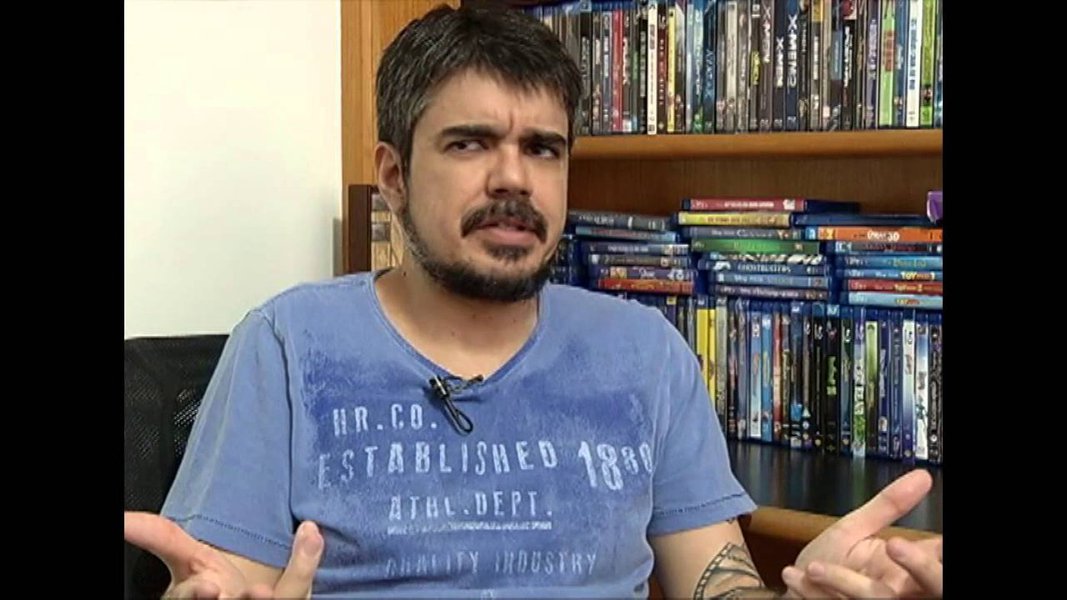 O crítico de cinema Pablo Villaça, que havia abandonado o Twitter, resolveu voltar atrás após ataques do MBL e do "humorista" Danilo Gentili; "Eu não iria voltar para aquela rede por causa de um cara desses, iria?", questiona; "Sair dessas redes representaria uma vitória para essas pessoas. Teriam calado mais uma voz. Além disso, por que eu deveria abrir mão de plataformas que amplificam esta voz?" (Foto: Aquiles Lins) O crítico de cinema Pablo Villaça, que havia abandonado o Twitter, resolveu voltar atrás após ataques do MBL e do "humorista" Danilo Gentili; "Eu não iria voltar para aquela rede por causa de um cara desses, iria?", questiona; "Sair dessas redes representaria uma vitória para essas pessoas. Teriam calado mais uma voz. Além disso, por que eu deveria abrir mão de plataformas que amplificam esta voz?"