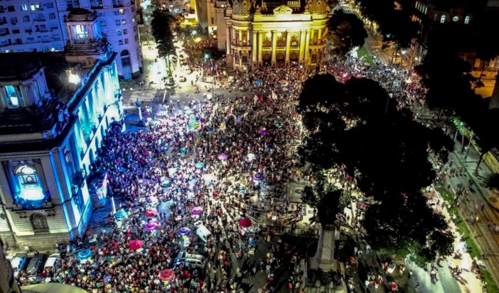 Manifestantes contrários à prisão do ex-presidente Luiz Inácio Lula da Silva fazem protestos pelo país nesta sexta-feira (6), data que Sérgio Moro deu como prazo para que Lula se entregue, até as 17h, na sede da Polícia Federal em Curitiba; atos pró-Lula ocorrem no DF e em ao menos 22 estados: AL, AP, AM, BA, CE, ES, GO, MA, MT, MS, MG, PA, PB, PR, PE, PI, RJ, RN, SC, SP, SE e TO; no Rio, a Candelária (foto) foi o local escolhido para a manifestação contra a prisão do ex-presidente Lula na capital fluminense (Foto: Aquiles Lins) Manifestantes contrários à prisão do ex-presidente Luiz Inácio Lula da Silva fazem protestos pelo país nesta sexta-feira (6), data que Sérgio Moro deu como prazo para que Lula se entregue, até as 17h, na sede da Polícia Federal em Curitiba; atos pró-Lula ocorrem no DF e em ao menos 22 estados: AL, AP, AM, BA, CE, ES, GO, MA, MT, MS, MG, PA, PB, PR, PE, PI, RJ, RN, SC, SP, SE e TO; no Rio, a Candelária (foto) foi o local escolhido para a manifestação contra a prisão do ex-presidente Lula na capital fluminense