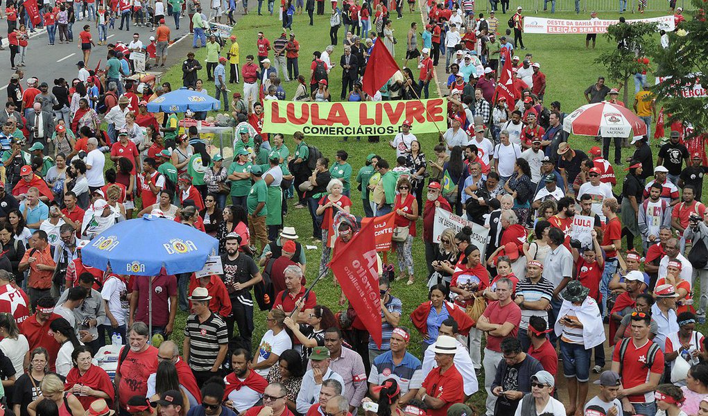 O editor do Tijolaço, Fernando Brito, observa que o resultado do julgamento do habeas corpus do ex-presidente Lula e "o ódio ao que ele representou, representa e poderia representar na contenção da escalada fascista que este país vive – se alimenta, porém, de uma camada de canalhas que se aproximou do governo petista e dele se beneficiou. A começar do conspirador golpista Michel Temer"; Estamos a caminho, em marcha batida, da instituição de um regime fascista no Brasil. Que nos vai trazer muita dor, sofrimento, mortificação. Mas, ao menos, uma alegria tristemente irônica: todos eles serão devorados pelo lobo", diz (Foto: Paulo Emílio) O editor do Tijolaço, Fernando Brito, observa que o resultado do julgamento do habeas corpus do ex-presidente Lula e "o ódio ao que ele representou, representa e poderia representar na contenção da escalada fascista que este país vive – se alimenta, porém, de uma camada de canalhas que se aproximou do governo petista e dele se beneficiou. A começar do conspirador golpista Michel Temer"; Estamos a caminho, em marcha batida, da instituição de um regime fascista no Brasil. Que nos vai trazer muita dor, sofrimento, mortificação. Mas, ao menos, uma alegria tristemente irônica: todos eles serão devorados pelo lobo", diz