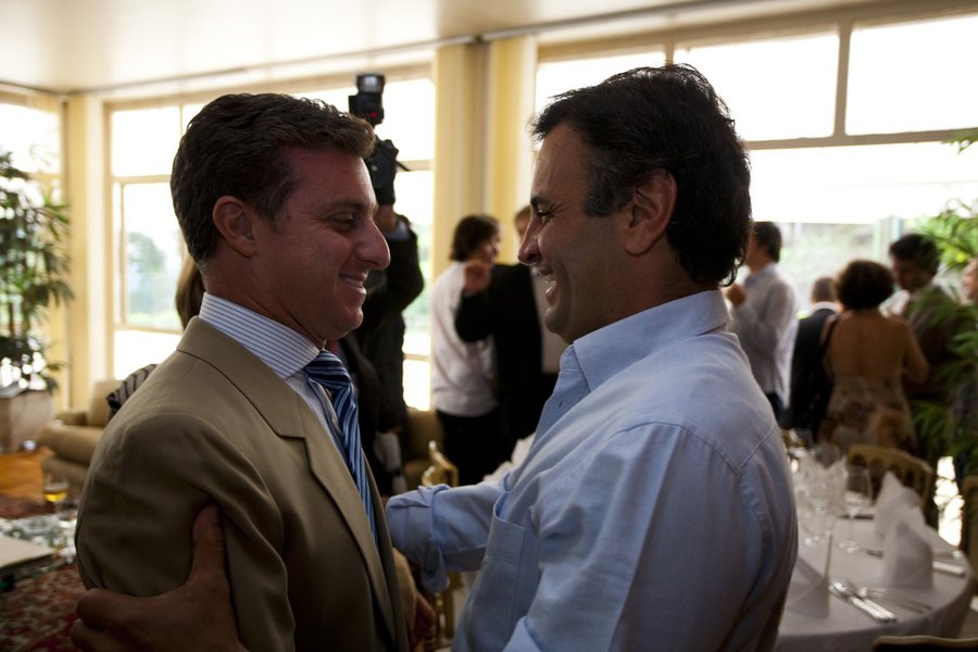 "Luciano Huck, que faz palestras em que ensina como ser um empreendedor de sucesso, teve, em 2011, uma sociedade com Rogério Fasano, dono de restaurantes e hotéis, questionada pelo Ministério Público de Minas Gerais: uma licitação 'de mãe para filho' para alugar a antiga sede do Ipsemg (Instituto de Previdência de Minas Gerais), vencida pelo hotel Fasano, tornou-se escândalo de corrupção (mais um) no governo tucano de Minas Gerais", escreve a jornalista Helena Sthephanowitz, da RBA, sobre o naufragado nome da Globo para as eleições de outubro (Foto: Aquiles Lins) "Luciano Huck, que faz palestras em que ensina como ser um empreendedor de sucesso, teve, em 2011, uma sociedade com Rogério Fasano, dono de restaurantes e hotéis, questionada pelo Ministério Público de Minas Gerais: uma licitação 'de mãe para filho' para alugar a antiga sede do Ipsemg (Instituto de Previdência de Minas Gerais), vencida pelo hotel Fasano, tornou-se escândalo de corrupção (mais um) no governo tucano de Minas Gerais", escreve a jornalista Helena Sthephanowitz, da RBA, sobre o naufragado nome da Globo para as eleições de outubro