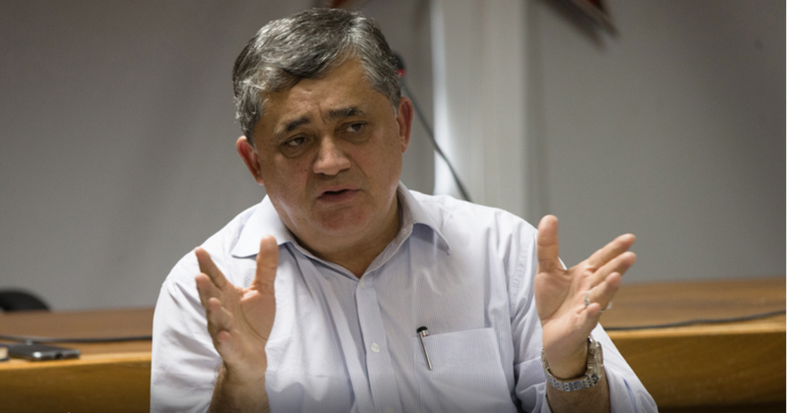 O deputado José Guimarães (PT-CE) assumiu nesta quarta-feira (14) a liderança da Oposição na Câmara. O cargo foi criado pelo presidente da Câmara, deputado Rodrigo Maia (DEM-RJ), atendendo a uma reivindicação do PT, PC do B, PDT, PSOL, PSB e Rede. “A ideia (de criar a liderança da Oposição) é garantir a unidade de todos os partidos que fazem oposição à agenda antinacional do governo Temer, nesse primeiro momento contra a privatização da Eletrobras e depois contra as demais medidas contrárias aos interesses do País e do povo brasileiro que eles colocarem para votar no plenário”, explicou (Foto: Rodrigo Rocha) O deputado José Guimarães (PT-CE) assumiu nesta quarta-feira (14) a liderança da Oposição na Câmara. O cargo foi criado pelo presidente da Câmara, deputado Rodrigo Maia (DEM-RJ), atendendo a uma reivindicação do PT, PC do B, PDT, PSOL, PSB e Rede. “A ideia (de criar a liderança da Oposição) é garantir a unidade de todos os partidos que fazem oposição à agenda antinacional do governo Temer, nesse primeiro momento contra a privatização da Eletrobras e depois contra as demais medidas contrárias aos interesses do País e do povo brasileiro que eles colocarem para votar no plenário”, explicou