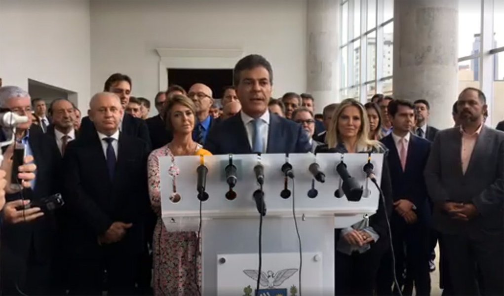 Um dos governadores mais rejeitados do País, Beto Richa (PSDB), do Paraná, anunciou nesta segunda-feira, 26, seu afastamento do cargo, para disputa uma vaga no Senado; ele deixa o comando do Executivo paranaense com a vice-governadora Cida Borghetti (PP), mulher do ministro da Saúde Ricardo Barros, que assume a partir do dia 7 de abril e será candidata à reeleição (Foto: Aquiles Lins) Um dos governadores mais rejeitados do País, Beto Richa (PSDB), do Paraná, anunciou nesta segunda-feira, 26, seu afastamento do cargo, para disputa uma vaga no Senado; ele deixa o comando do Executivo paranaense com a vice-governadora Cida Borghetti (PP), mulher do ministro da Saúde Ricardo Barros, que assume a partir do dia 7 de abril e será candidata à reeleição