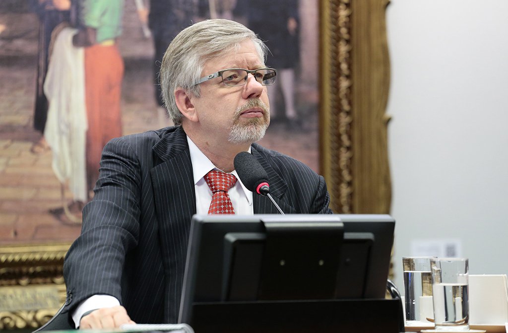 Deputado federal Marco Maia (PT-RS) criticou uma eventual prisão do ex-presidente Lula, condenado sem provas tanto na primeira como na segunda instância jurídica no processo envolvendo o triplex no Guarujá (SP); "Não há contradições neste processo, há um golpe em curso, a direita fará qualquer coisa para não deixar Lula concorrer. Prisão de Lula será violência histórica", escreveu o parlamentar em sua conta no Twitter (Foto: Leonardo Lucena) Deputado federal Marco Maia (PT-RS) criticou uma eventual prisão do ex-presidente Lula, condenado sem provas tanto na primeira como na segunda instância jurídica no processo envolvendo o triplex no Guarujá (SP); "Não há contradições neste processo, há um golpe em curso, a direita fará qualquer coisa para não deixar Lula concorrer. Prisão de Lula será violência histórica", escreveu o parlamentar em sua conta no Twitter