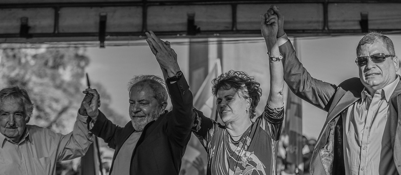 Em sua passagem pelo Rio Grande do Sul, a caravana do ex-presidente Luiz Inácio Lula da Silva promoveu uma conversa pública com os ex-presidentes José Pepe Mujica, do Uruguai, do ex-presidente do Equador, Rafael Correa, e da presidente deposta Dilma Rousseff; nesta terça-feira (20), a comitiva viaja para Santa Maria, cidade de 280 mil habitantes na região central do estado, a cerca de 300 quilômetros da capital (Foto: Paulo Emílio) Em sua passagem pelo Rio Grande do Sul, a caravana do ex-presidente Luiz Inácio Lula da Silva promoveu uma conversa pública com os ex-presidentes José Pepe Mujica, do Uruguai, do ex-presidente do Equador, Rafael Correa, e da presidente deposta Dilma Rousseff; nesta terça-feira (20), a comitiva viaja para Santa Maria, cidade de 280 mil habitantes na região central do estado, a cerca de 300 quilômetros da capital