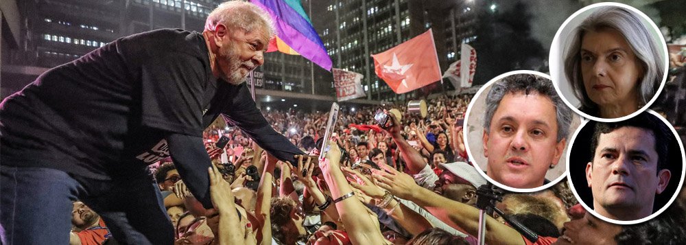 "O Poder Judiciário brasileiro, da primeira à última instância, passando pela segunda e pela terceira está brincando com fogo. Um ex-presidente da República e candidato favorito a vencer pela terceira vez só pode ser preso se o crime ficar totalmente claro. Se ele tiver mesmo culpa no cartório. Se a sua culpa for provada. Se não houver dúvida alguma a respeito", avalia o colunista do 247 Alex Solnik; "Prender o favorito às eleições condenado a 12 anos de prisão por um tríplex atribuído a ele é apostar no imponderável e no quanto pior, melhor porque a decisão tende a ser considerada política e não jurídica" (Foto: Alex Solnik) "O Poder Judiciário brasileiro, da primeira à última instância, passando pela segunda e pela terceira está brincando com fogo. Um ex-presidente da República e candidato favorito a vencer pela terceira vez só pode ser preso se o crime ficar totalmente claro. Se ele tiver mesmo culpa no cartório. Se a sua culpa for provada. Se não houver dúvida alguma a respeito", avalia o colunista do 247 Alex Solnik; "Prender o favorito às eleições condenado a 12 anos de prisão por um tríplex atribuído a ele é apostar no imponderável e no quanto pior, melhor porque a decisão tende a ser considerada política e não jurídica"