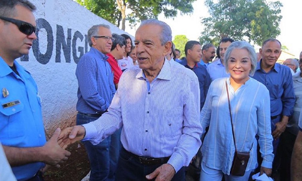 Péssima notícia para o senador Ronaldo Caiado (DEM): o prefeito Iris Rezende (MDB) declarou apoio ao deputado federal Daniel Vilela (MDB) na disputa para o governo de Goiás. Na terça-feira (20), um grupo de prefeitos importantes do MDB fez ato de apoio forma a Caiado; afirmação de Iris foi feita nesta sexta-feira durante entrevista na frente de serviços do setor Santos Dumont; “Eu sou de qual partido? Eu sou filiado ao MDB. Isso não se discute. Eu disse isso com muita clareza. Lutei até anteontem, trasantontem, para fazer um acordo entre os dois (Daniel e Caiado), mas eu disse lá atrás: ‘se eu não conseguir, meu apoio é ao candidato do MDB’. Não consegui”, afirmou (Foto: José Barbacena) Péssima notícia para o senador Ronaldo Caiado (DEM): o prefeito Iris Rezende (MDB) declarou apoio ao deputado federal Daniel Vilela (MDB) na disputa para o governo de Goiás. Na terça-feira (20), um grupo de prefeitos importantes do MDB fez ato de apoio forma a Caiado; afirmação de Iris foi feita nesta sexta-feira durante entrevista na frente de serviços do setor Santos Dumont; “Eu sou de qual partido? Eu sou filiado ao MDB. Isso não se discute. Eu disse isso com muita clareza. Lutei até anteontem, trasantontem, para fazer um acordo entre os dois (Daniel e Caiado), mas eu disse lá atrás: ‘se eu não conseguir, meu apoio é ao candidato do MDB’. Não consegui”, afirmou