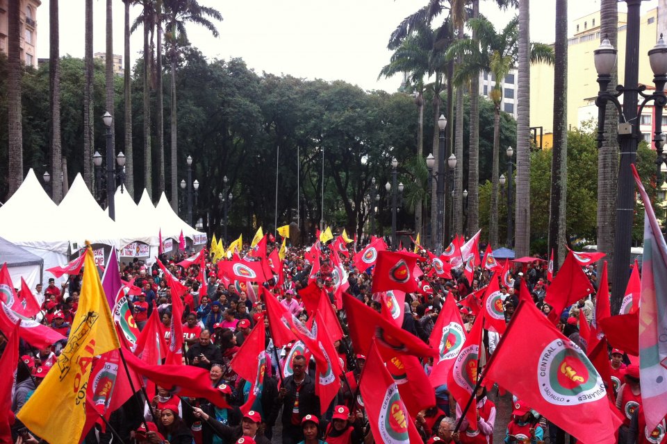 Convidado de honra do Congresso da Central de Movimentos Populares (CMP), o ex- presidente Lula é esperado no evento, que contará com a participação de militantes de movimentos populares e sociais de várias partes do país. "Será uma grande honra para nós da CMP prestar apoio e solidariedade ao presidente Lula", afirma Bonfim, coordenador da entidade no Estado de São Paulo; Leia a íntegra (Foto: Lais Gouveia) Convidado de honra do Congresso da Central de Movimentos Populares (CMP), o ex- presidente Lula é esperado no evento, que contará com a participação de militantes de movimentos populares e sociais de várias partes do país. "Será uma grande honra para nós da CMP prestar apoio e solidariedade ao presidente Lula", afirma Bonfim, coordenador da entidade no Estado de São Paulo; Leia a íntegra