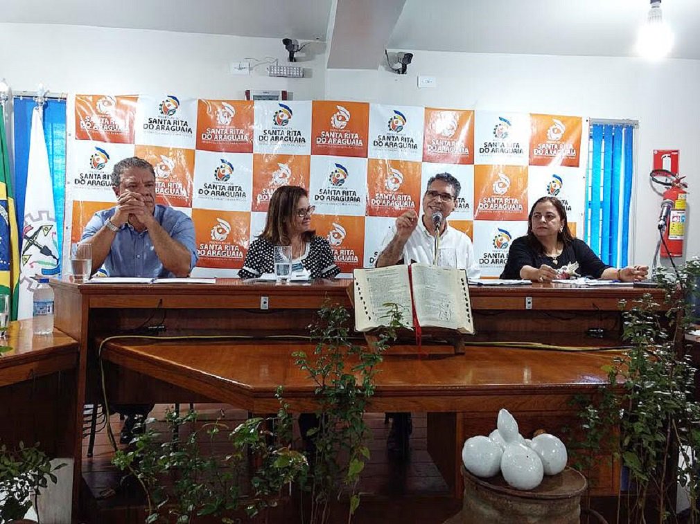 O deputado estadual Francisco Jr (PSD) participou, na sexta-feira, de audiência pública na cidade de Santa Rita do Araguaia; o encontro, realizado pela Frente Parlamentar do Cerrado, que é presidida pelo deputado, teve como tema o reflorestamento de nascentes e micro bacias do Rio Araguaia (Foto: José Barbacena) O deputado estadual Francisco Jr (PSD) participou, na sexta-feira, de audiência pública na cidade de Santa Rita do Araguaia; o encontro, realizado pela Frente Parlamentar do Cerrado, que é presidida pelo deputado, teve como tema o reflorestamento de nascentes e micro bacias do Rio Araguaia