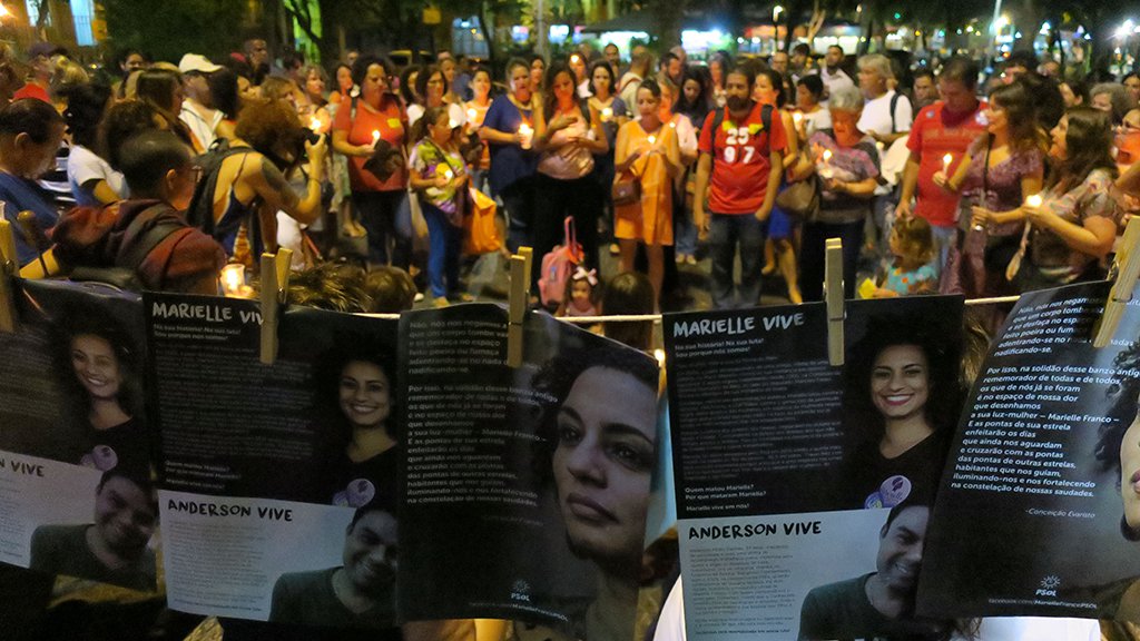 Rio de Janeiro - O ato Luzes para Marielle e Anderson reúne pessoas segurando velas e lanternas em memória de ambos (Vladimir Platonow/Agência Brasil) (Foto: Leonardo Lucena) Rio de Janeiro - O ato Luzes para Marielle e Anderson reúne pessoas segurando velas e lanternas em memória de ambos (Vladimir Platonow/Agência Brasil)