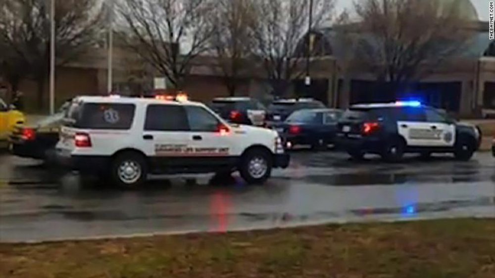 Polícia está investigando o tiroteio na escola secundária Great Mills High School no estado norte-americano de Maryland; tiroteio deixou vários feridos, segundo a emissora NBC; um estudante da escola disse à mídia local que sete pessoas ficaram feridas e pelo menos uma pessoa morreu; incidente ocorreu um mês depois do tiroteio na escola secundária Stoneman Douglas em Parkland (Flórida), que foi um dos mais mortíferos da história dos EUA e deixou 17 mortos e 24 feridos (Foto: Paulo Emílio) Polícia está investigando o tiroteio na escola secundária Great Mills High School no estado norte-americano de Maryland; tiroteio deixou vários feridos, segundo a emissora NBC; um estudante da escola disse à mídia local que sete pessoas ficaram feridas e pelo menos uma pessoa morreu; incidente ocorreu um mês depois do tiroteio na escola secundária Stoneman Douglas em Parkland (Flórida), que foi um dos mais mortíferos da história dos EUA e deixou 17 mortos e 24 feridos