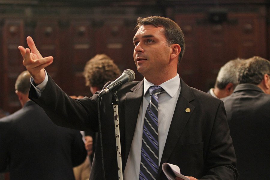 O deputado estadual Flávio Bolsonaro, filho do deputado federal Jair Bolsonaro, apagou do Twitter uma mensagem em que prestava condolências às famílias da vereadora do Rio Marielle Franco (Psol) e Anderson Pedro Gomes, assassinados na região central do Rio; “Meus sentimentos às famílias da vereadora Marielle Franco e de seu motorista. Apesar de profundas divergências políticas, sempre tive relação respeitosa com ela. A impunidade e a legislação penal frouxa seguem estimulando a violência”, dizia a mensagem (Foto: Leonardo Lucena) O deputado estadual Flávio Bolsonaro, filho do deputado federal Jair Bolsonaro, apagou do Twitter uma mensagem em que prestava condolências às famílias da vereadora do Rio Marielle Franco (Psol) e Anderson Pedro Gomes, assassinados na região central do Rio; “Meus sentimentos às famílias da vereadora Marielle Franco e de seu motorista. Apesar de profundas divergências políticas, sempre tive relação respeitosa com ela. A impunidade e a legislação penal frouxa seguem estimulando a violência”, dizia a mensagem