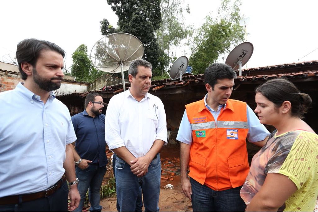 Os ministros das Cidades, Alexandre Baldy, e da Integração Nacional, Helder Barbalho, visitaram Ceres neste domingo para ver o estrago causado pelas fortes chuvas que caíram no município na última semana; visita de técnicos e de autoridades do governo federal é o primeiro passo para que a prefeitura receba socorro financeiro da União; “O prefeito irá decretar calamidade para o governo federal aplicar recursos para reconstruir os estragos na cidade, como habitação, pontes e ruas. Atuamos para auxiliar da melhor forma”, afirmou o goiano Alexandre Baldy (Foto: José Barbacena) Os ministros das Cidades, Alexandre Baldy, e da Integração Nacional, Helder Barbalho, visitaram Ceres neste domingo para ver o estrago causado pelas fortes chuvas que caíram no município na última semana; visita de técnicos e de autoridades do governo federal é o primeiro passo para que a prefeitura receba socorro financeiro da União; “O prefeito irá decretar calamidade para o governo federal aplicar recursos para reconstruir os estragos na cidade, como habitação, pontes e ruas. Atuamos para auxiliar da melhor forma”, afirmou o goiano Alexandre Baldy
