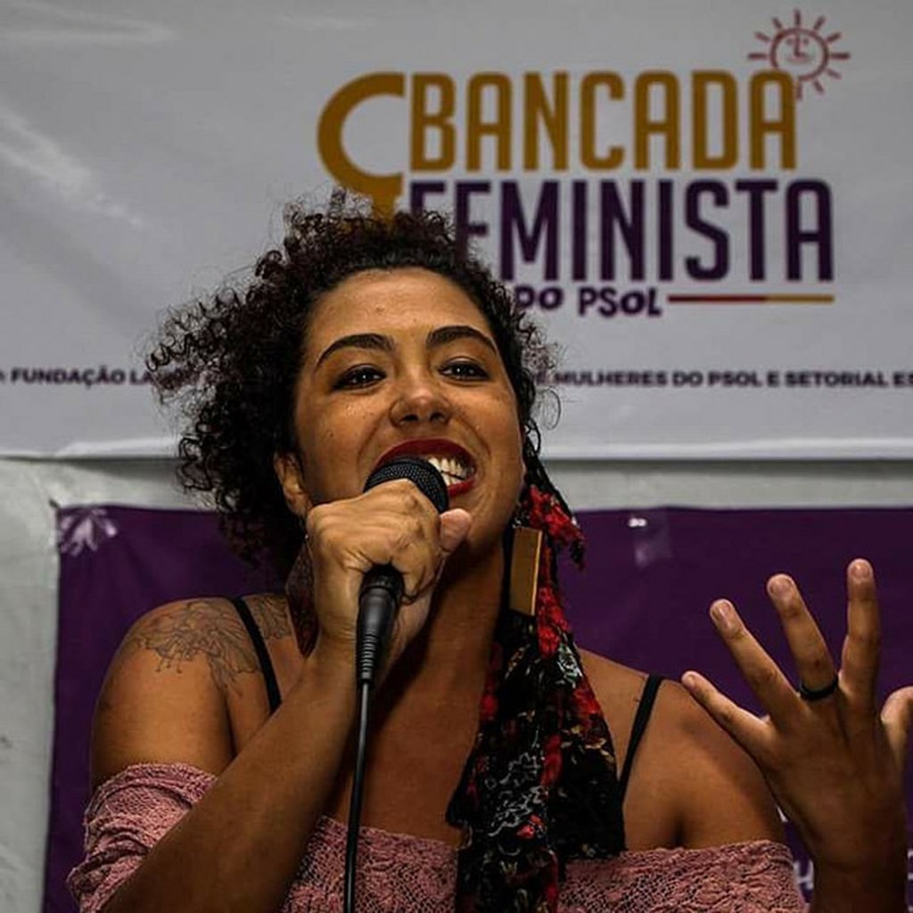 Única mulher negra e feminista na Câmara Municipal de Niterói (RJ), Talíria Petrone, 32 anos, do PSOL, vem sofrendo ameaças desde o início do mandato; "Desde o início do mandato vimos a violência que se manifesta muito nas redes. Recebi mensagens desde 'neguinha nojenta', 'volta pra senzala', até 'merece uma 9mm na nuca', 'se eu encontrar mato na paulada'"; "A gente registrou uma queixa na DP 76, agora com isso tudo nada pode ser desprezado. Estamos mais atentos"; disse (Foto: Leonardo Lucena) Única mulher negra e feminista na Câmara Municipal de Niterói (RJ), Talíria Petrone, 32 anos, do PSOL, vem sofrendo ameaças desde o início do mandato; "Desde o início do mandato vimos a violência que se manifesta muito nas redes. Recebi mensagens desde 'neguinha nojenta', 'volta pra senzala', até 'merece uma 9mm na nuca', 'se eu encontrar mato na paulada'"; "A gente registrou uma queixa na DP 76, agora com isso tudo nada pode ser desprezado. Estamos mais atentos"; disse