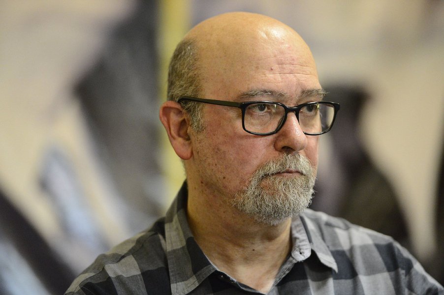 O antropólogo e cientista político Luiz Eduardo Soares criticou a declaração do comandante do Exército, general Villas Boas, às vésperas do julgamento do habeas corpus do ex-presidente Lula; "O tuíte do general Villas Boas, comandante do Exército, é a maior chantagem à Justiça desde a ditadura. O Supremo tem, agora, uma arma apontada contra os juízes: ou votam contra o HC de Lula e pela prisão em segunda instância, ou... ou o que, general? Traem a pátria? Traem o interesse público? Contrariam suas convicções pessoais? Desagradam sua corporação? Se o ministro Fachin tinha sido ameaçado, agora teria razões para denunciar a chantagem" (Foto: Aquiles Lins) O antropólogo e cientista político Luiz Eduardo Soares criticou a declaração do comandante do Exército, general Villas Boas, às vésperas do julgamento do habeas corpus do ex-presidente Lula; "O tuíte do general Villas Boas, comandante do Exército, é a maior chantagem à Justiça desde a ditadura. O Supremo tem, agora, uma arma apontada contra os juízes: ou votam contra o HC de Lula e pela prisão em segunda instância, ou... ou o que, general? Traem a pátria? Traem o interesse público? Contrariam suas convicções pessoais? Desagradam sua corporação? Se o ministro Fachin tinha sido ameaçado, agora teria razões para denunciar a chantagem"