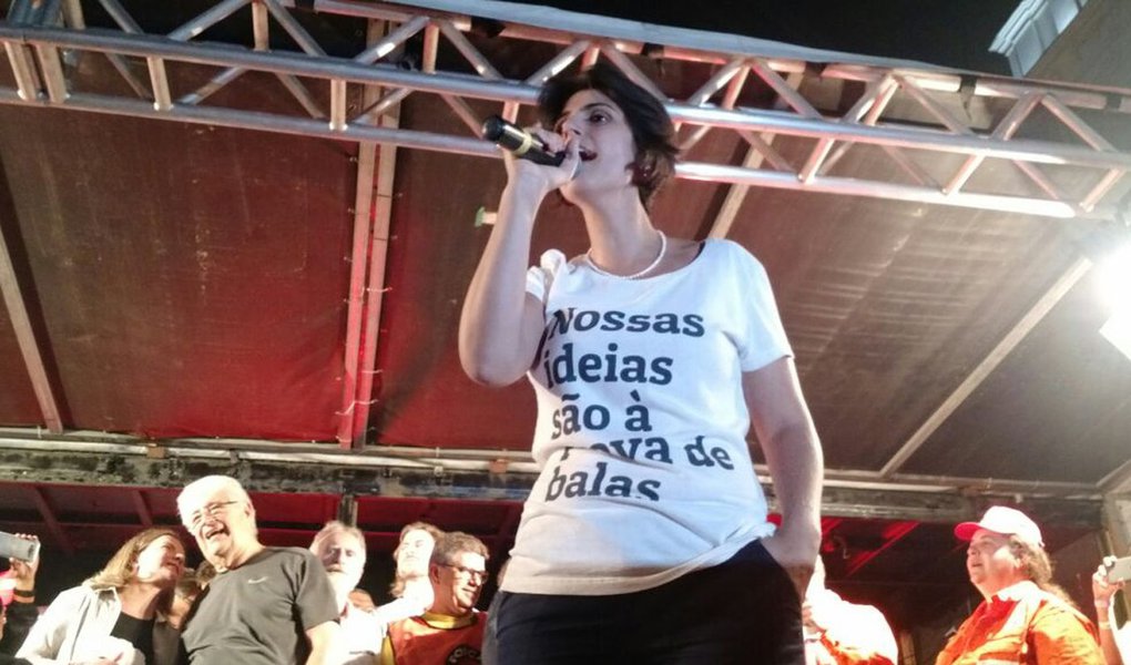 A deputada Manuela D'Ávila, pré-candidata do PCdoB à presidência, fez um discurso contundente em favor da candidatura do ex-presidente Lula e contra a escalada do fascismo, durante o ato suprapartidário de encerramento da caravana de Lula em Curitiba; "Eu, enquanto candidata pelo Partido Comunista do Brasil, tenho dito que defender o direito de Lula ser candidato não é tarefa só para petistas, mas para todos que defendem a democracia no Brasil", disse Manuela; "O Brasil vive há dois anos sob comando golpista. É o golpe da entrega do Brasil, do Pré-Sal, da retirada de direitos dos trabalhadores", afirmou (Foto: Aquiles Lins) A deputada Manuela D'Ávila, pré-candidata do PCdoB à presidência, fez um discurso contundente em favor da candidatura do ex-presidente Lula e contra a escalada do fascismo, durante o ato suprapartidário de encerramento da caravana de Lula em Curitiba; "Eu, enquanto candidata pelo Partido Comunista do Brasil, tenho dito que defender o direito de Lula ser candidato não é tarefa só para petistas, mas para todos que defendem a democracia no Brasil", disse Manuela; "O Brasil vive há dois anos sob comando golpista. É o golpe da entrega do Brasil, do Pré-Sal, da retirada de direitos dos trabalhadores", afirmou