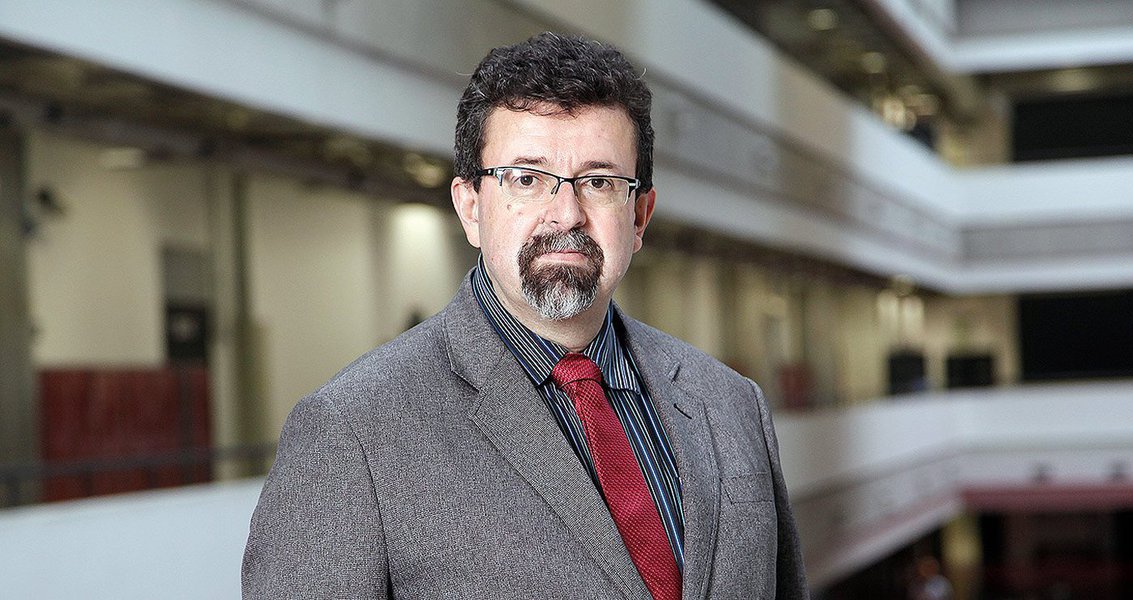 Eleito por ampla maioria dos professores, alunos e funcionários da da Universidade Federal do ABC (UFABC) em novembro, o então vice-reitor, Dácio Roberto Matheus, deveria ter sido nomeado para comando da instituição até o início de fevereiro; ignorando o protocolo e alegando falhas burocráticas no processo eleitoral, o ministério da Educação estendeu por tempo indeterminado a gestão do antecessor Klaus Capelle (Foto: Aquiles Lins) Eleito por ampla maioria dos professores, alunos e funcionários da da Universidade Federal do ABC (UFABC) em novembro, o então vice-reitor, Dácio Roberto Matheus, deveria ter sido nomeado para comando da instituição até o início de fevereiro; ignorando o protocolo e alegando falhas burocráticas no processo eleitoral, o ministério da Educação estendeu por tempo indeterminado a gestão do antecessor Klaus Capelle